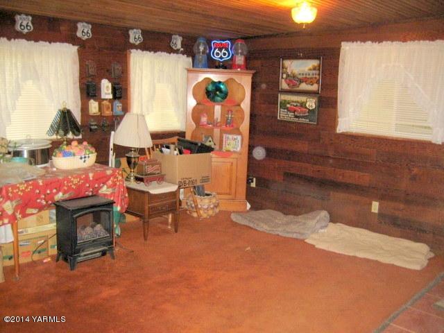 1880 Pleasant Hill Road Selah, WA 98942 - Photo 7 of 20 a living room with fireplace furniture and a window