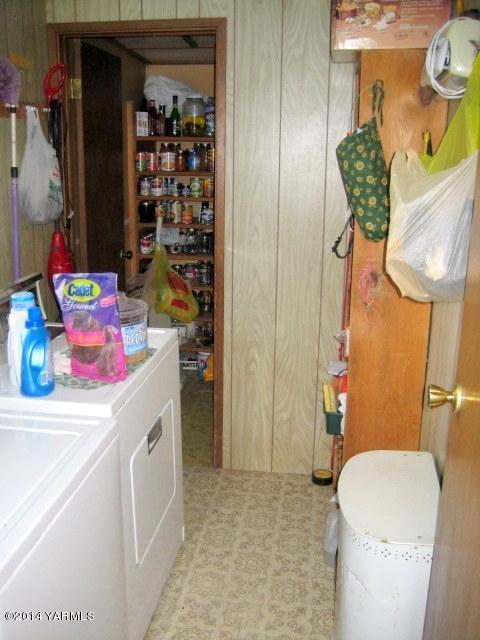 1880 Pleasant Hill Road Selah, WA 98942 - Photo 8 of 20 a bathroom with a sink a toilet and curtain