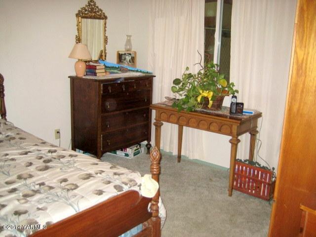 1880 Pleasant Hill Road Selah, WA 98942 - Photo 9 of 20 a bedroom with a bed and a dresser