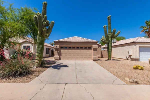 $2,400 | 4634 East Grovers Avenue, Phoenix, AZ 85032