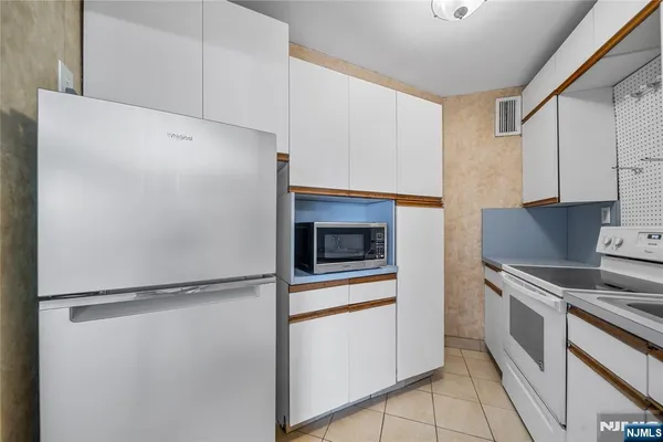 $2,350 | 1450 Palisade Avenue, Unit 6E, Fort Lee, NJ 07024