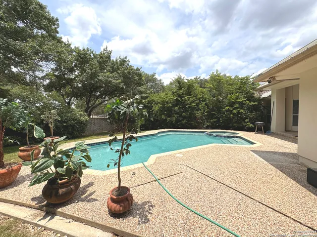 $2,900 | 11 Campden Circle, San Antonio, TX 78218