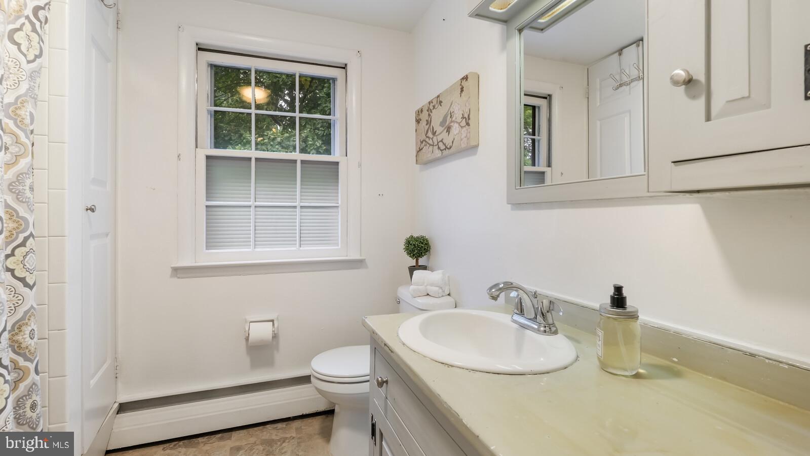 40 Springhouse Lane Media, PA 19063 - Photo 22 of 37 Full Upstairs Hall Bath