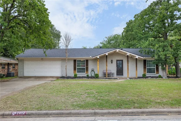 $371,500 | 2802 Woodmeadow Drive, Bryan, TX 77802
