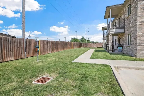 a view of a back yard