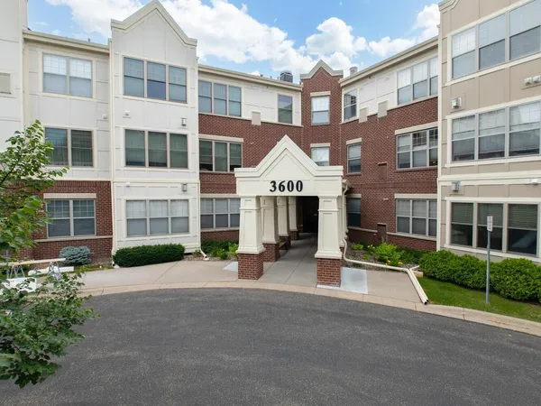 $1,595 | 3600 Wooddale Avenue South, Unit 304, St. Louis Park, MN 55416