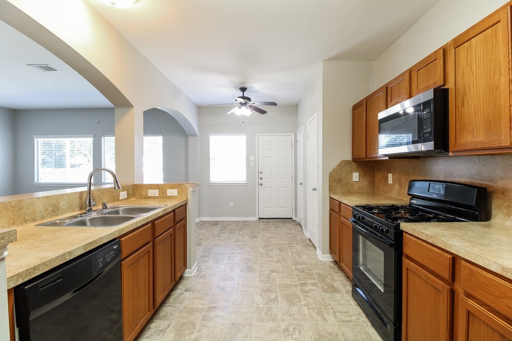 11823 Princess Garden Way Houston, TX 77047 - Photo 9 of 18