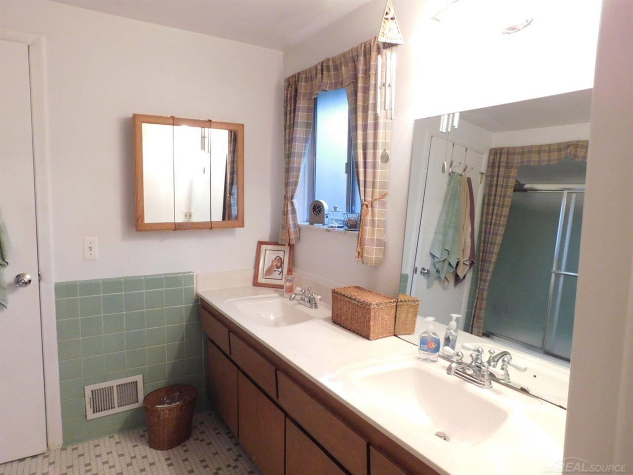 1091 Canterbury Road Grosse Pointe Woods, MI 48236 - Photo 13 of 26