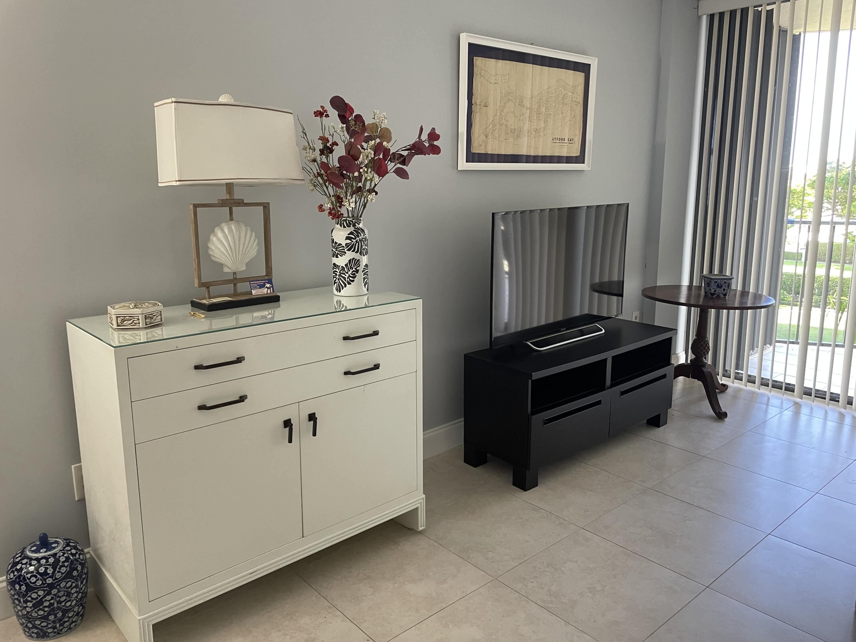 899 Jeffery Street, Unit 503 Boca Raton, FL 33487 - Photo 9 of 27 Living Area