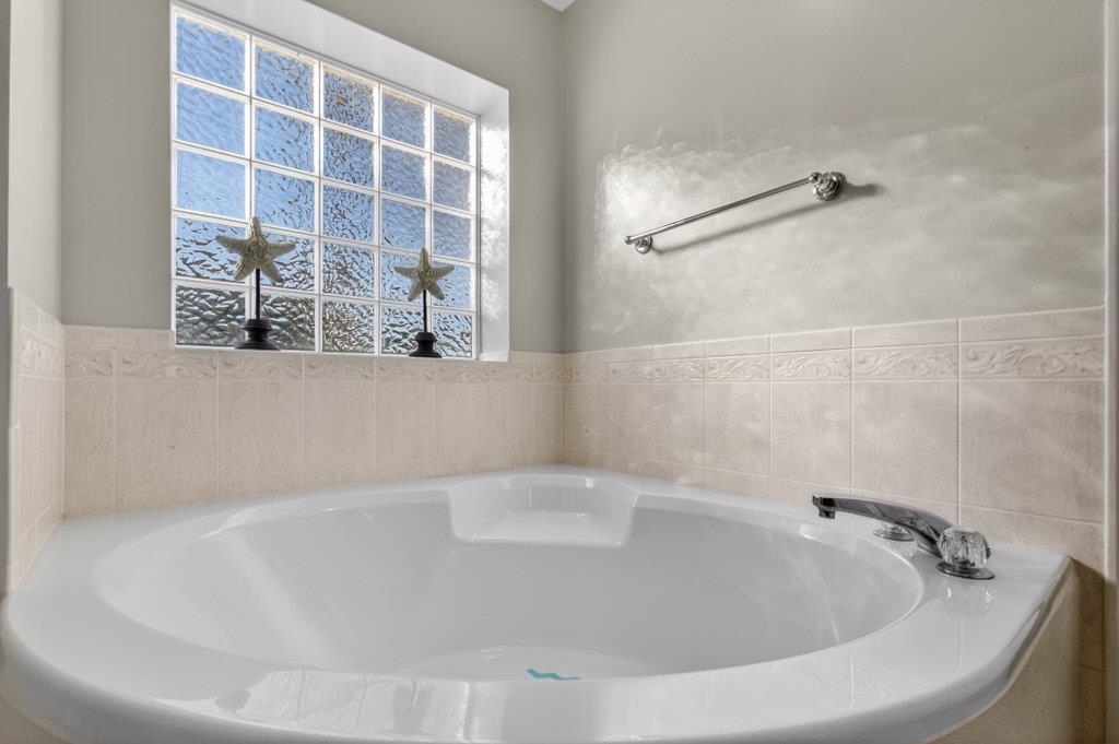 254 Basque Road St. Augustine, FL 32080 - Photo 36 of 67 a bathroom with a bathtub