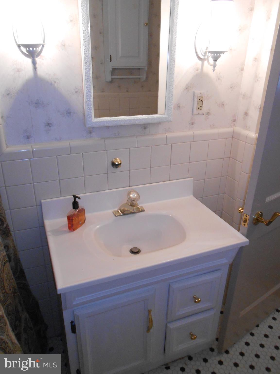 7 York Road Wilmington, DE 19803 - Photo 33 of 34 Hall Bathroom