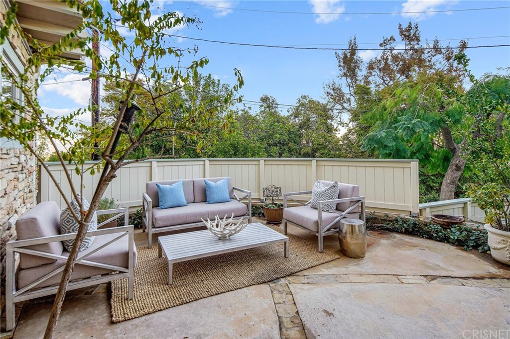 15098 Rayneta Drive Sherman Oaks, CA 91403 - Photo 37 of 43 a view of a patio