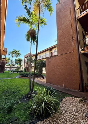 a view of a yard in front of a house