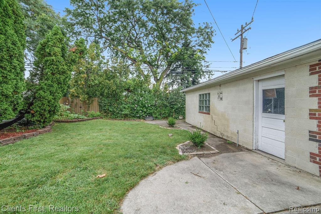 19221 Stephens Eastpointe, MI 48021 - Photo 5 of 23