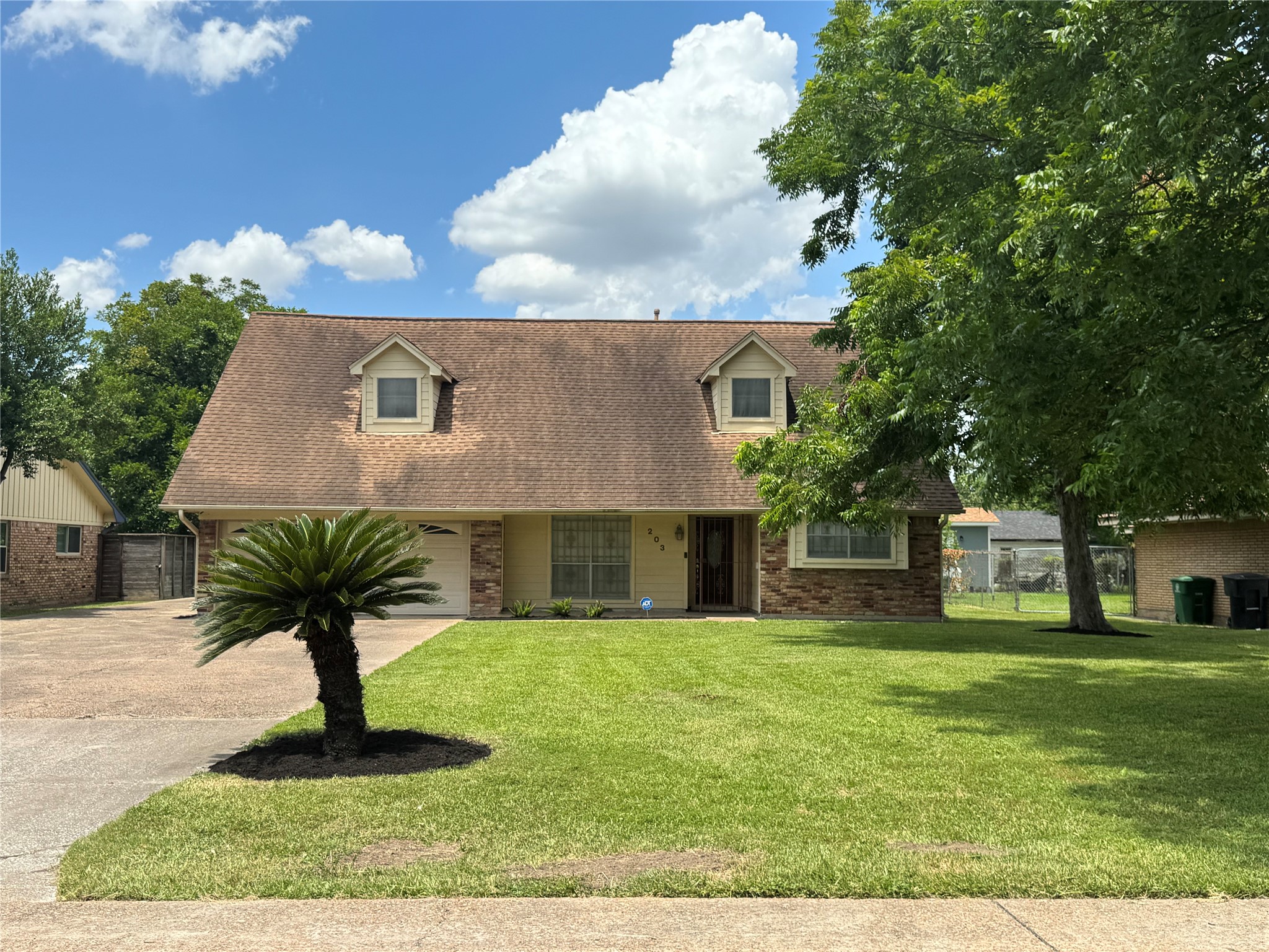 203 East Thornton Road Houston, TX 77022 - Photo 2 of 18 Home situated on approximately one-third of an acre with mature trees.