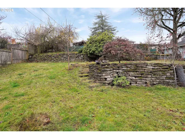 a view of a yard in front of the house