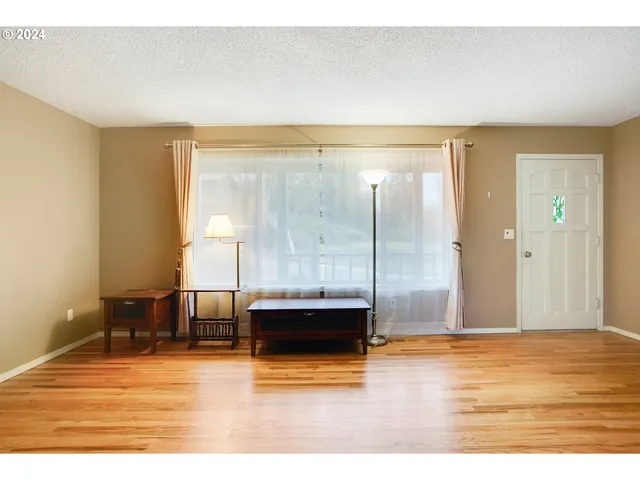 a view of livingroom with furniture