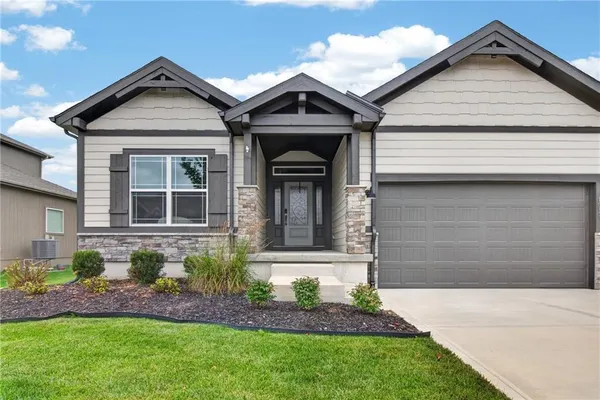 $530,000 | 1517 Southwest Georgetown Drive, Lee's Summit, MO 64082