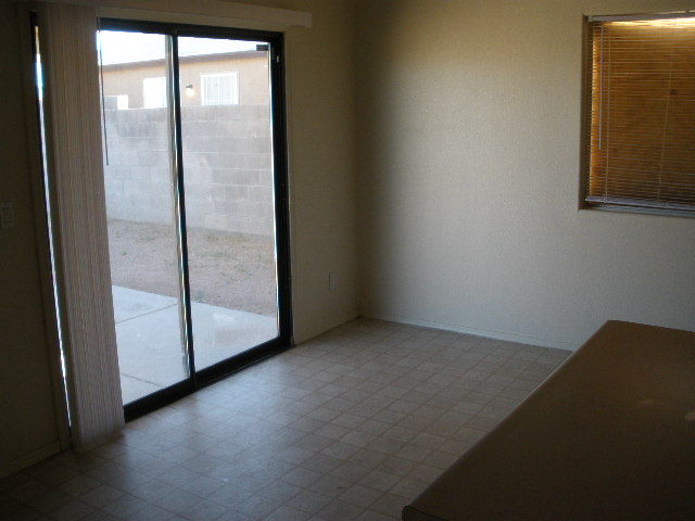 2560 East Broadway Road Phoenix, AZ 85040 - Photo 4 of 5 Eat in Kitchen