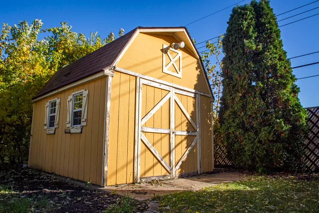 a view of a house with backyard and a tree
