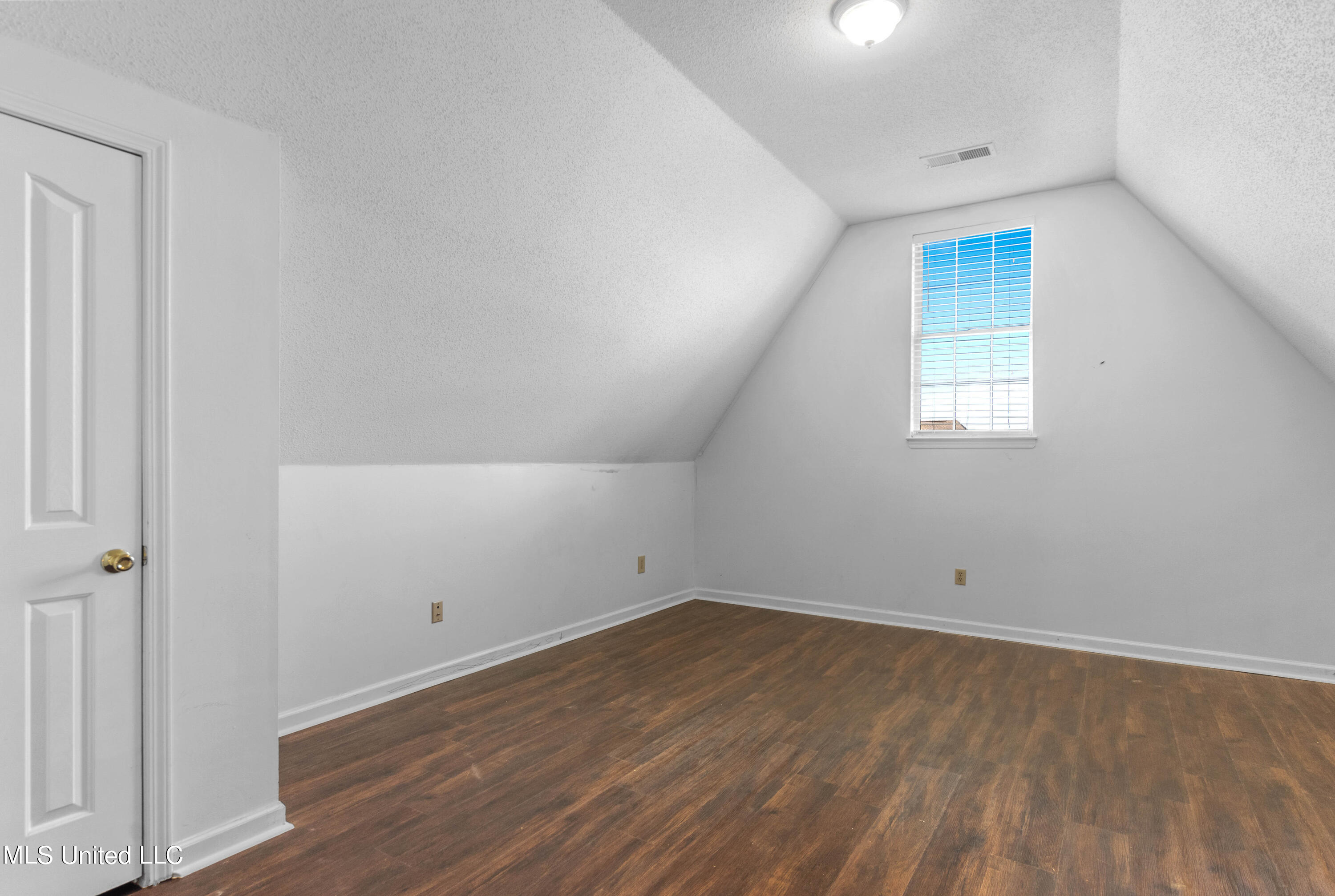 2233 Heather Ridge Southaven, MS 38672 - Photo 21 of 30 Up Bedroom