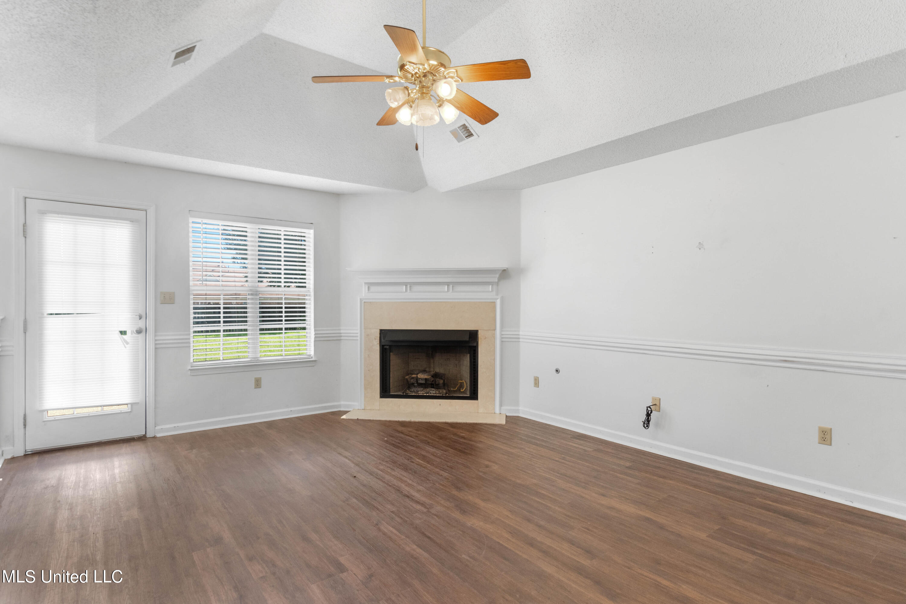 2233 Heather Ridge Southaven, MS 38672 - Photo 3 of 30 Living Room