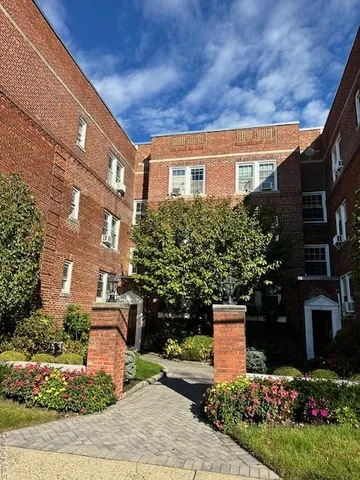 $399,000 | 15 Gaynor Avenue, Unit 2H, Manhasset, NY 11030