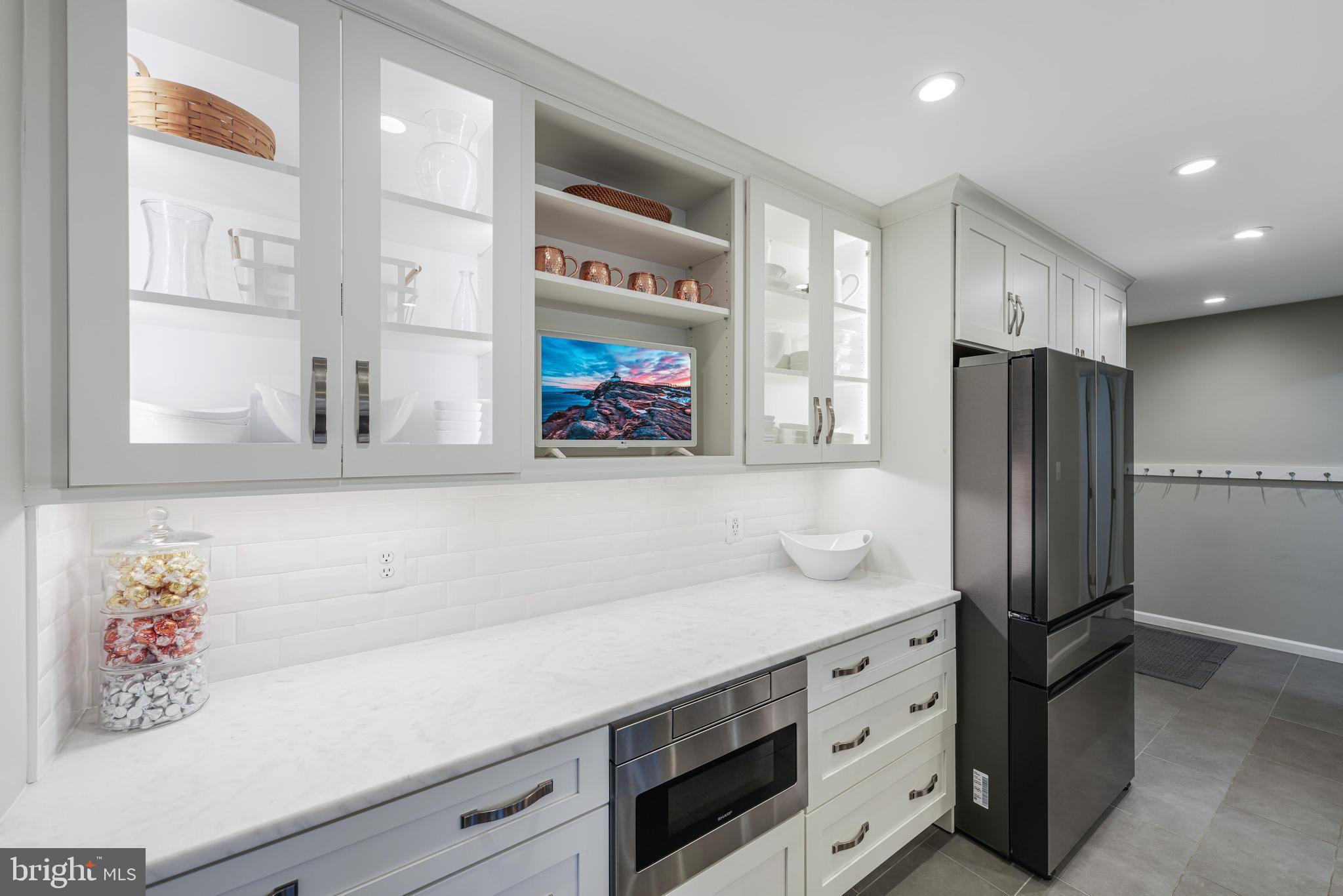 6900 Confederate Ridge Lane Centreville, VA 20121 - Photo 21 of 69 a kitchen with stainless steel appliances a refrigerator and a stove
