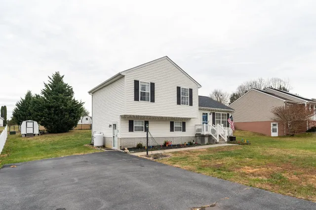 $330,000 | 32 Woodside Drive, Waynesboro, VA 22980