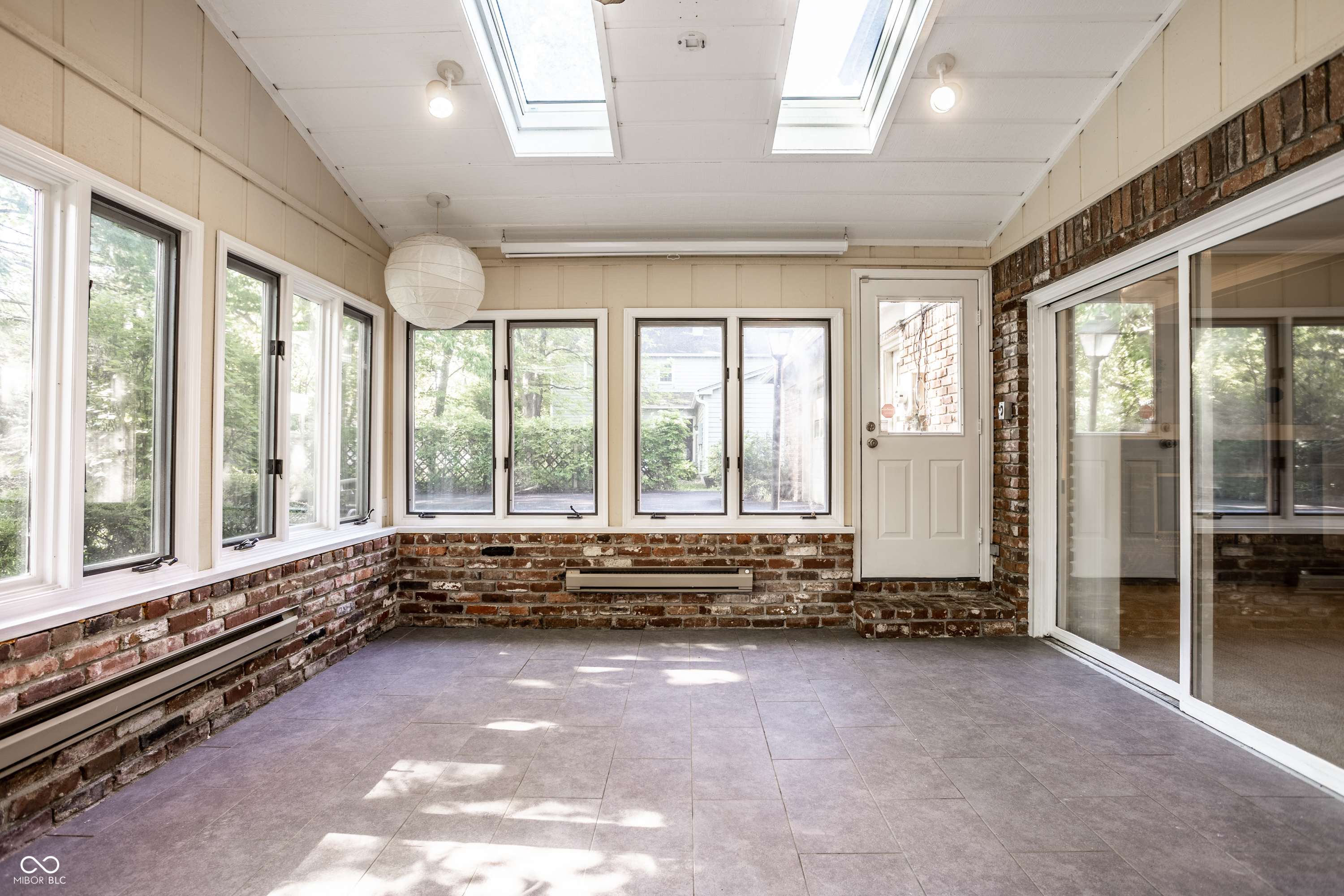 8829 Rexford Road Indianapolis, IN 46260 - Photo 21 of 55 Gallery Image 21