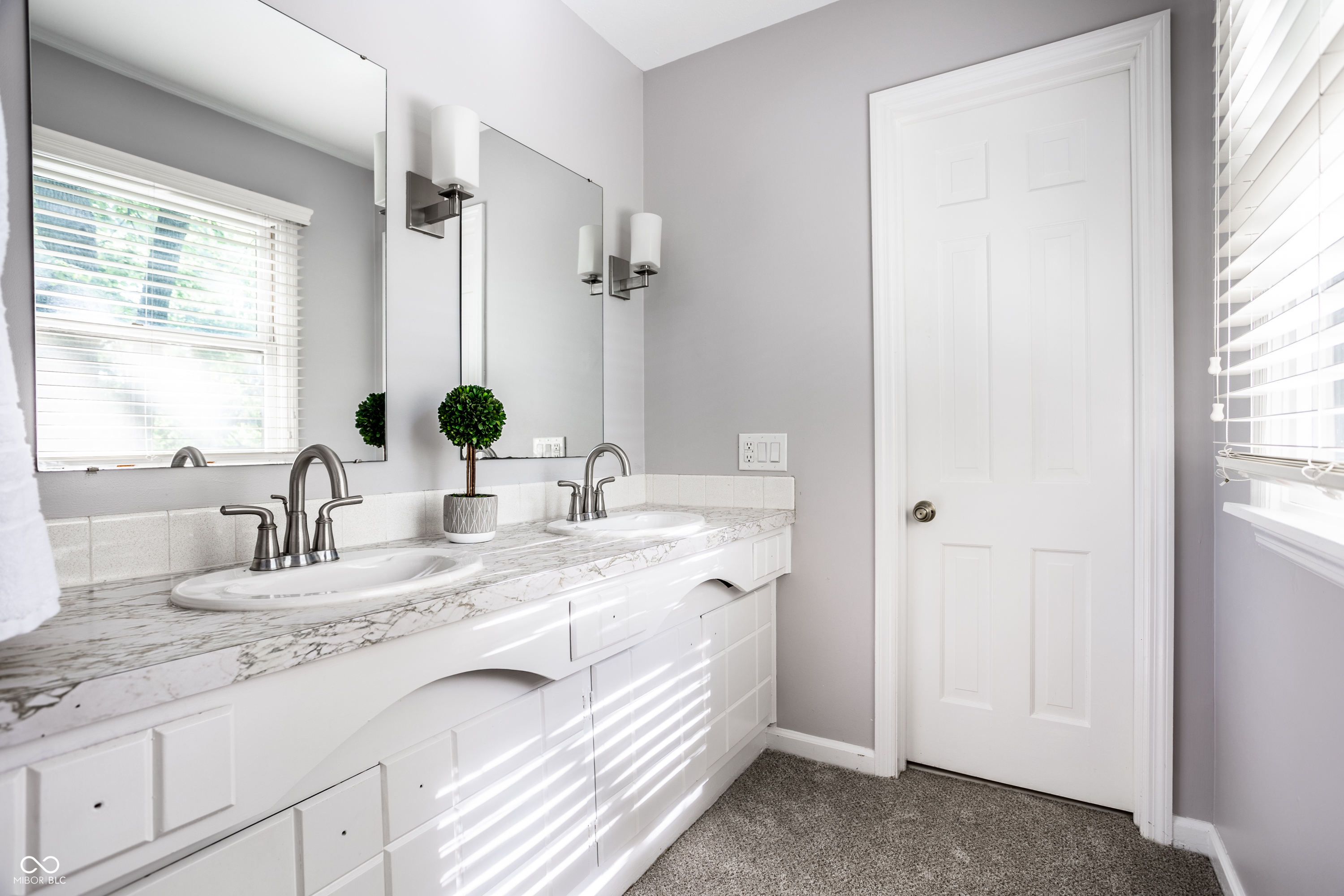8829 Rexford Road Indianapolis, IN 46260 - Photo 28 of 55 Gallery Image 28