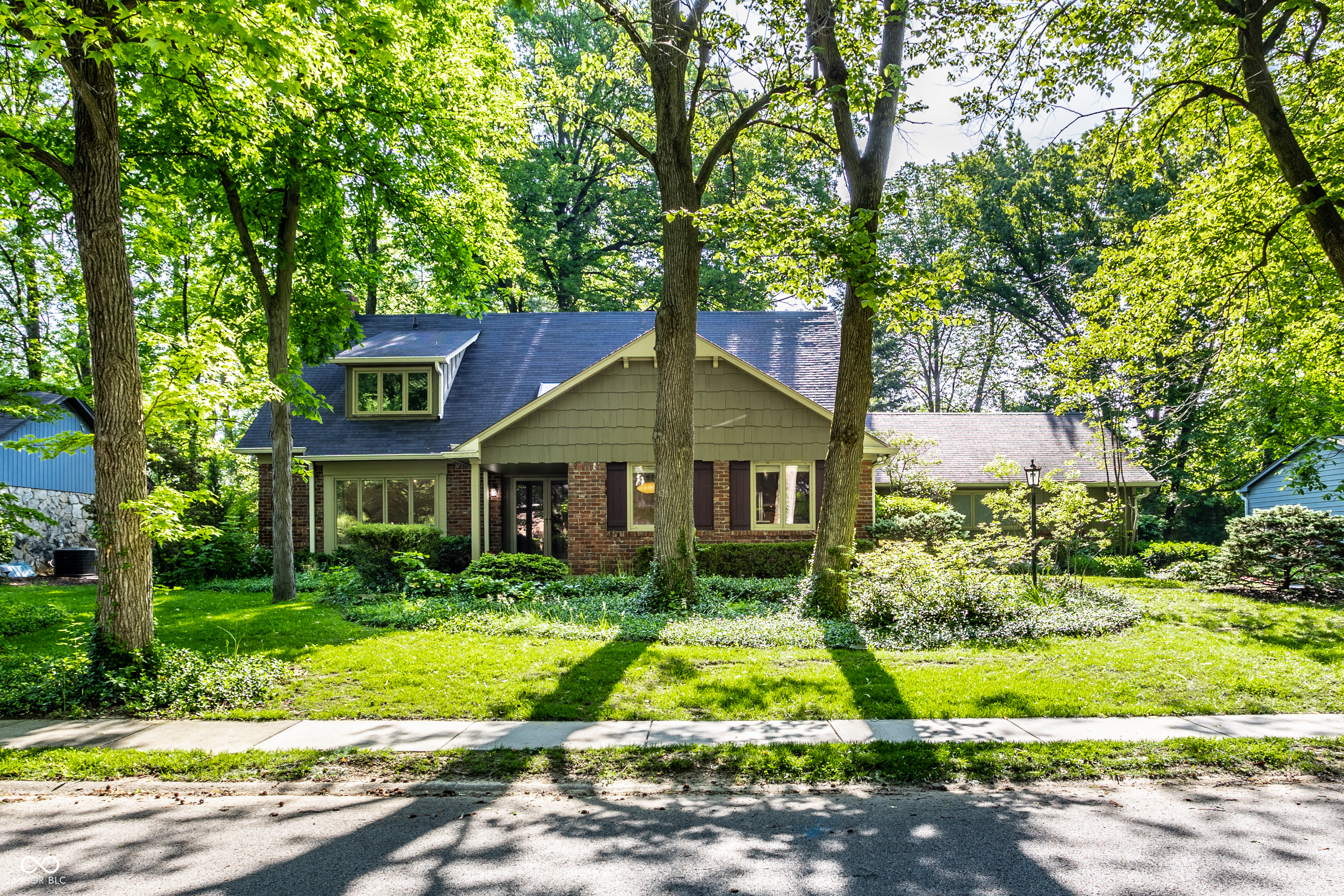8829 Rexford Road Indianapolis, IN 46260 - Photo 3 of 55 Gallery Image 3