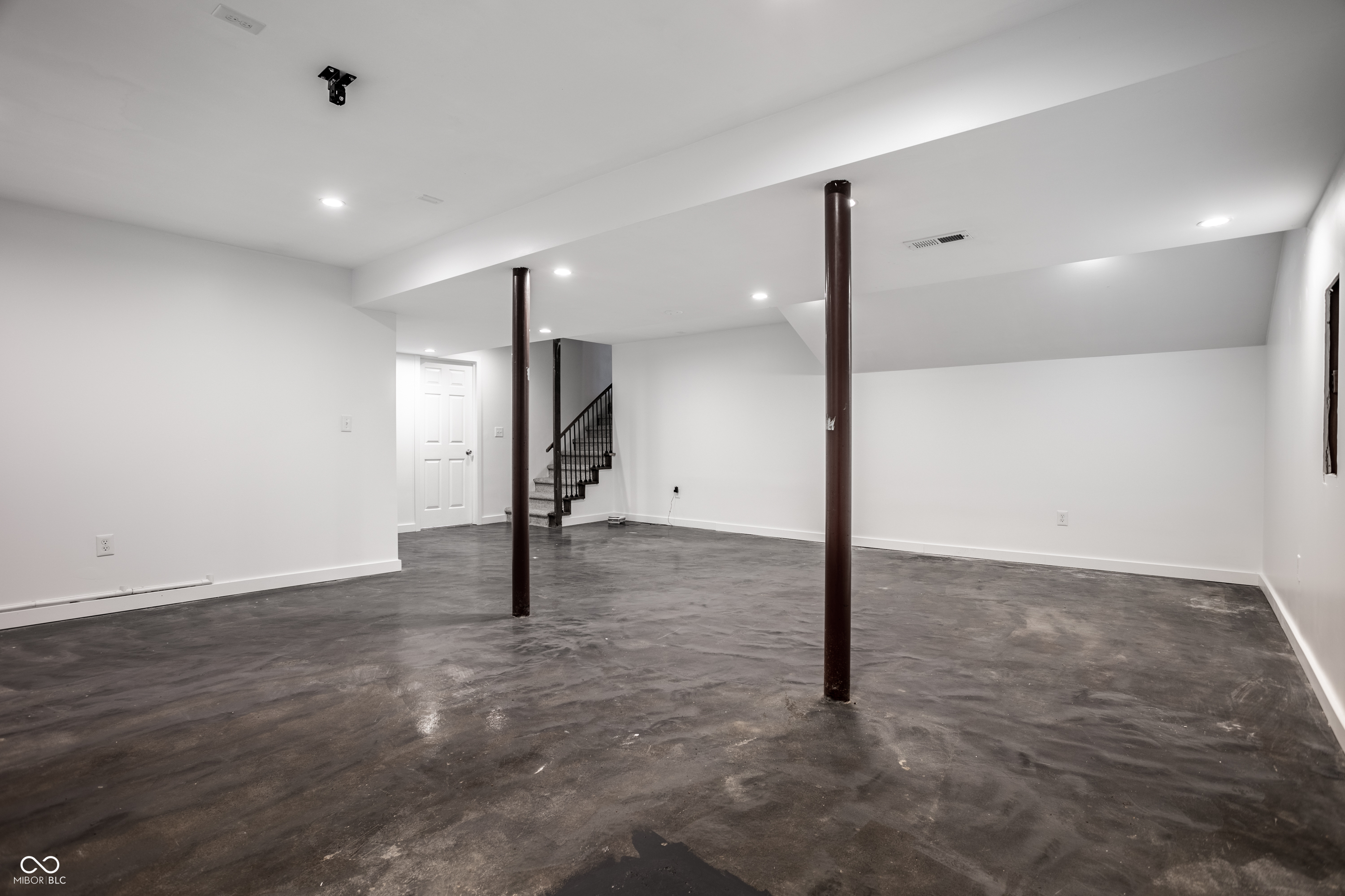 8829 Rexford Road Indianapolis, IN 46260 - Photo 38 of 55 Gallery Image 38