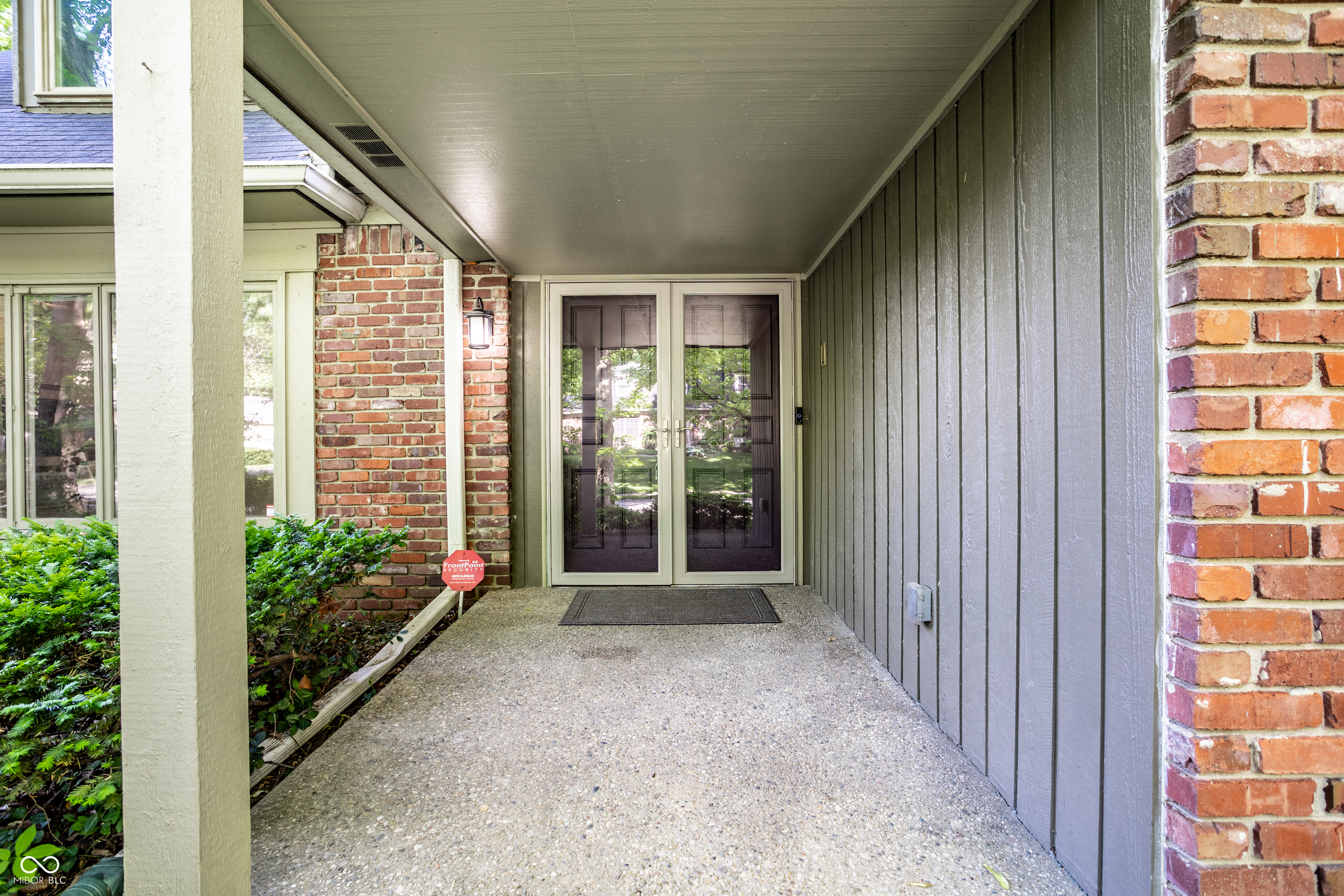 8829 Rexford Road Indianapolis, IN 46260 - Photo 4 of 55 Gallery Image 4