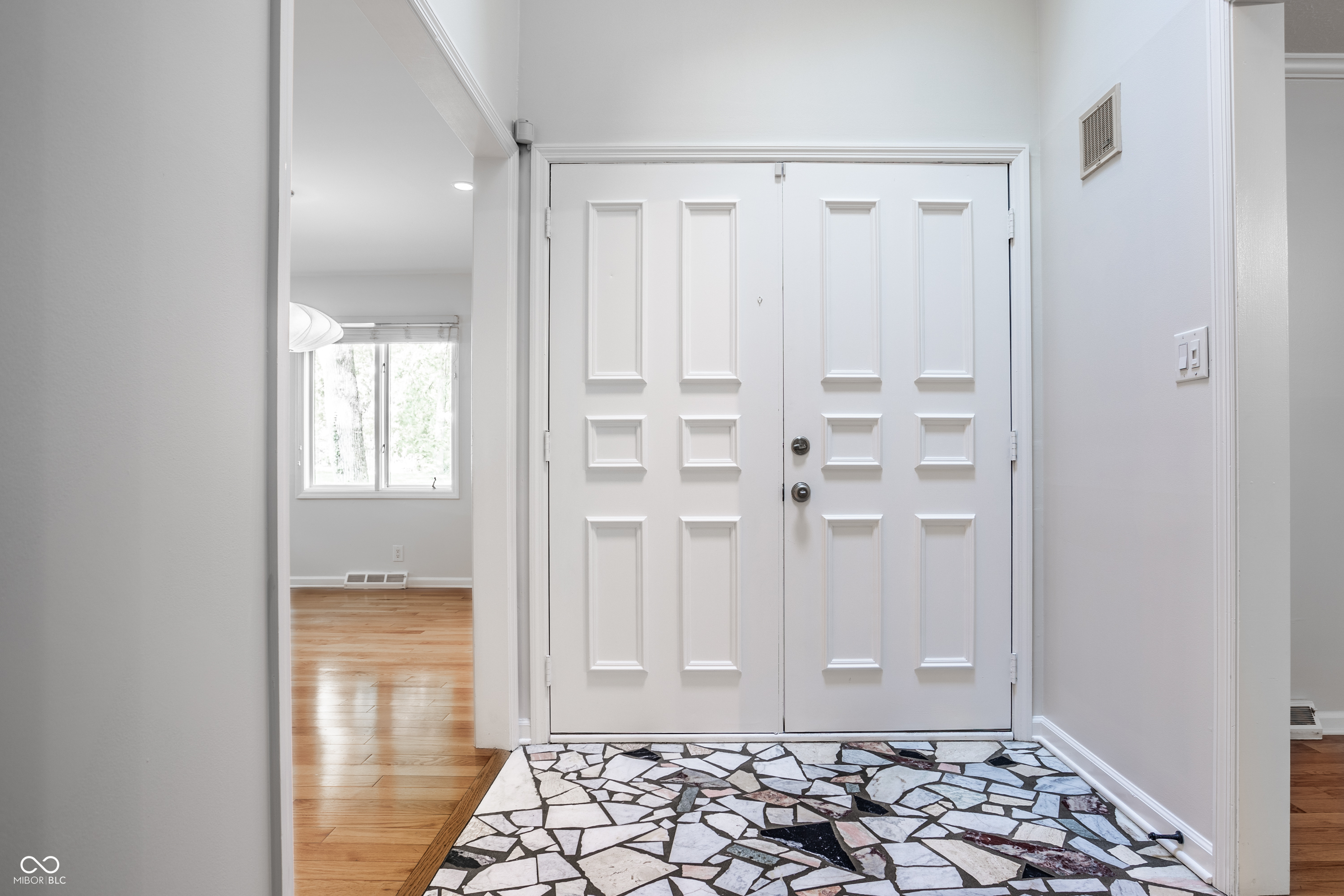 8829 Rexford Road Indianapolis, IN 46260 - Photo 5 of 55 Gallery Image 5