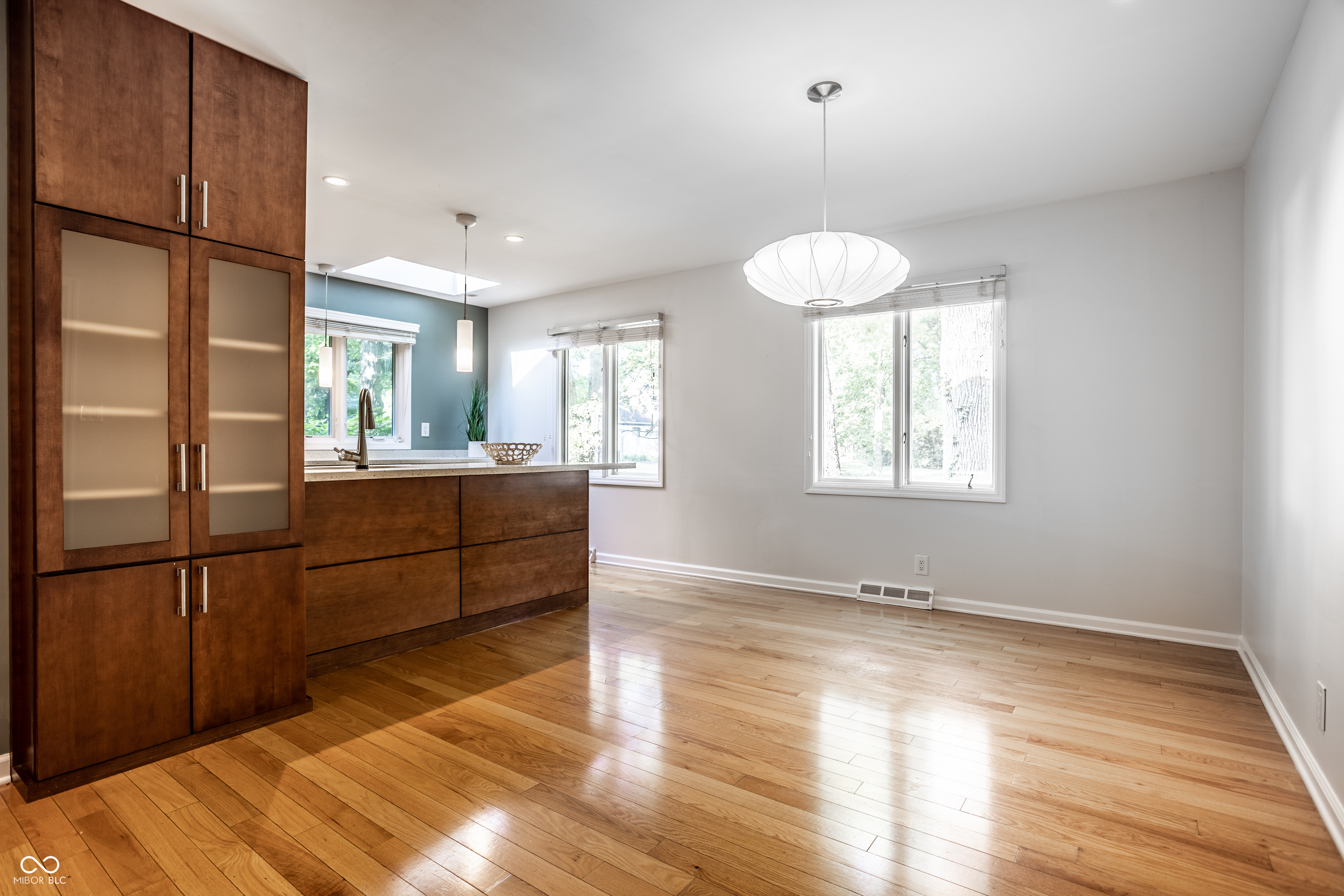 8829 Rexford Road Indianapolis, IN 46260 - Photo 6 of 55 Gallery Image 6