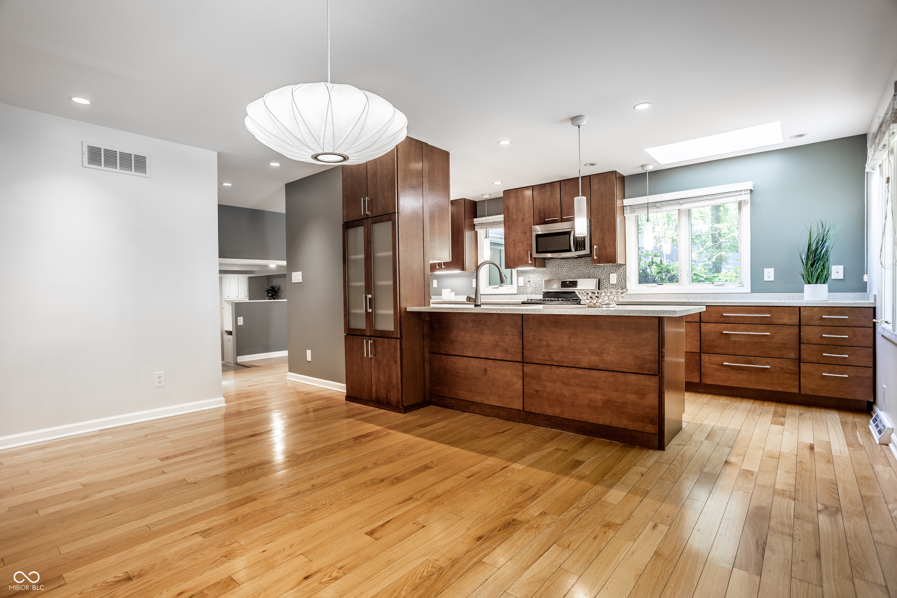 8829 Rexford Road Indianapolis, IN 46260 - Photo 7 of 55 Gallery Image 7