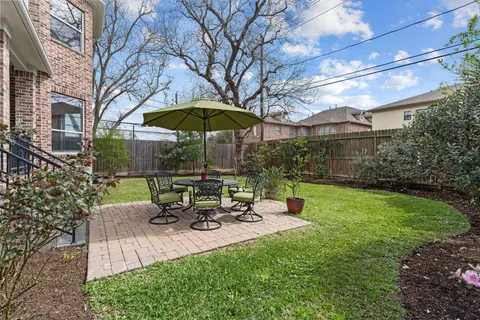 a view of a house with backyard and porch