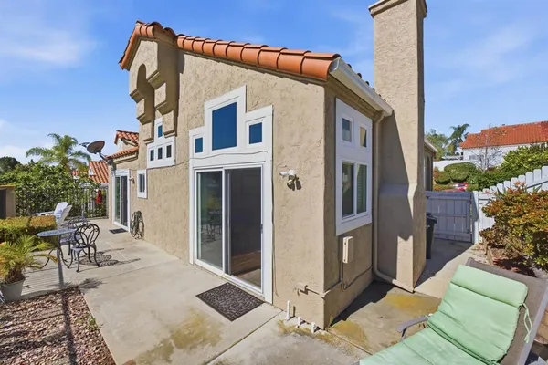 a view of a house with backyard and sitting area