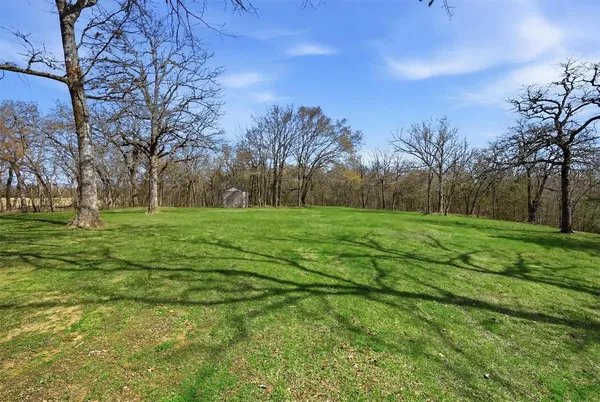 a view of a house with backyard and garden