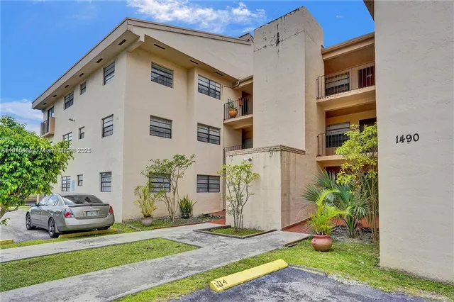$2,100 | 1490 West 42nd Place, Unit 303, Hialeah, FL 33012