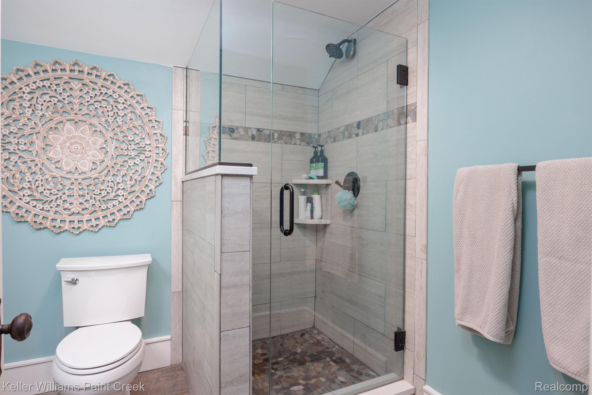 215 Benjamin Street Romeo, MI 48065 - Photo 25 of 46 Second Floor Full Bathroom