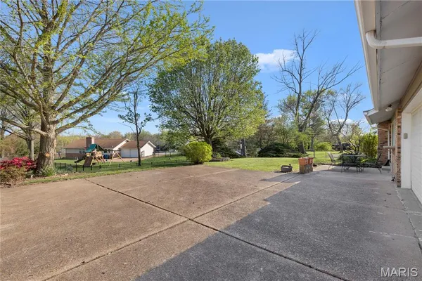 $3,999 | 606 Rue Montand Drive, Ballwin, MO 63011