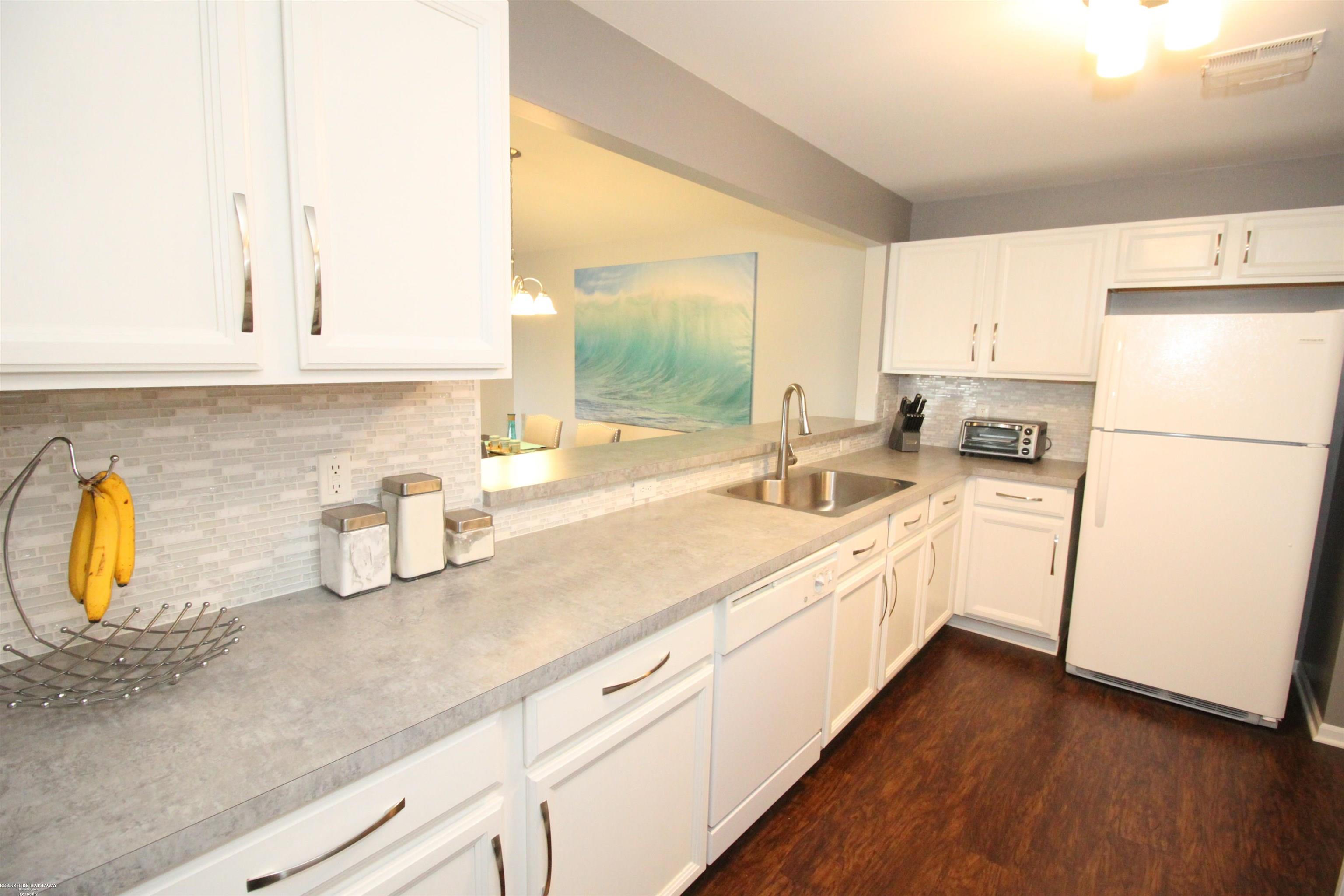 46033 Rhodes Drive Macomb, MI 48044 - Photo 16 of 41 50119672-15.JPG