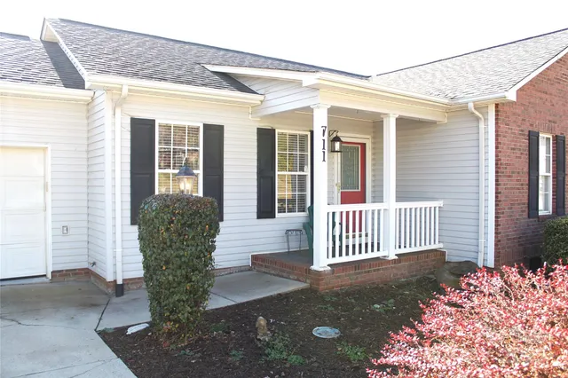 $315,000 | 711 Braemore Court Northwest, Conover, NC 28613