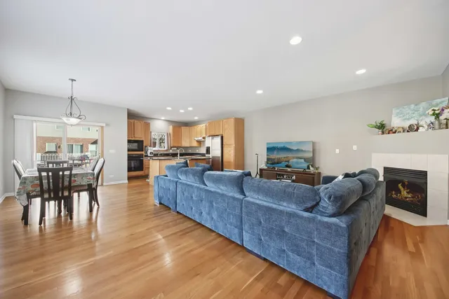 $489,000 | 6130 Riverbend Place, Lisle, IL 60532