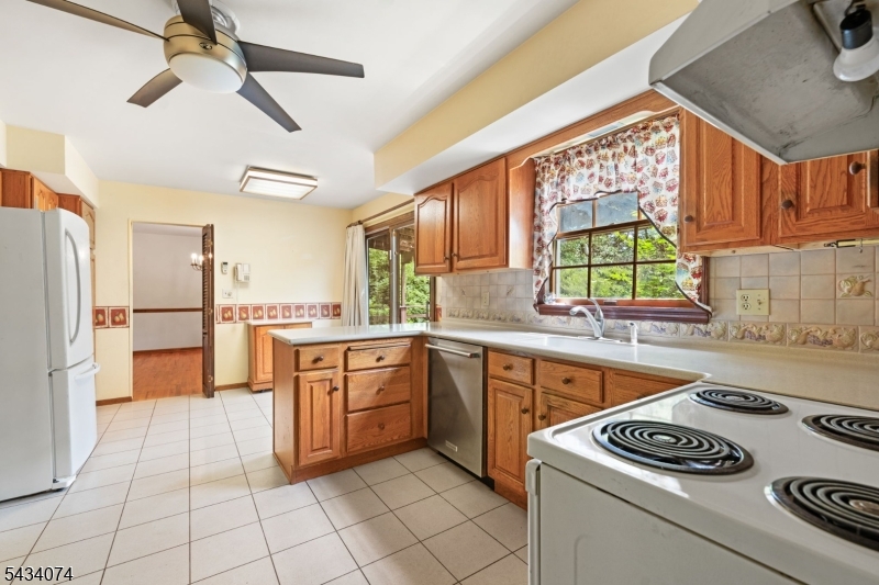 42 Higginsville Road Neshanic Station, NJ 08853 - Photo 14 of 33