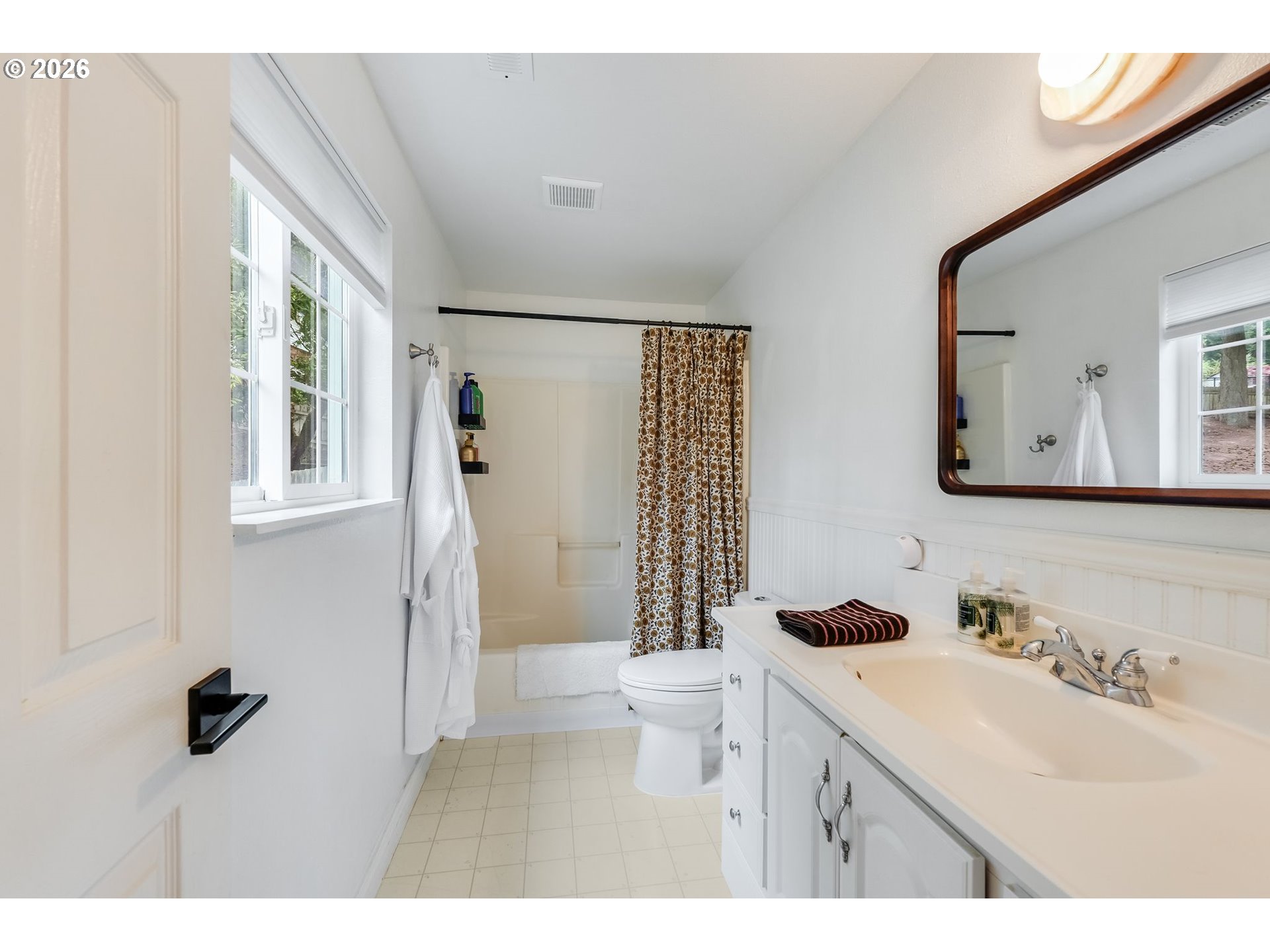 506 Haussler Road Kelso, WA 98626 - Photo 15 of 36 a bathroom with a sink a toilet a mirror and shower