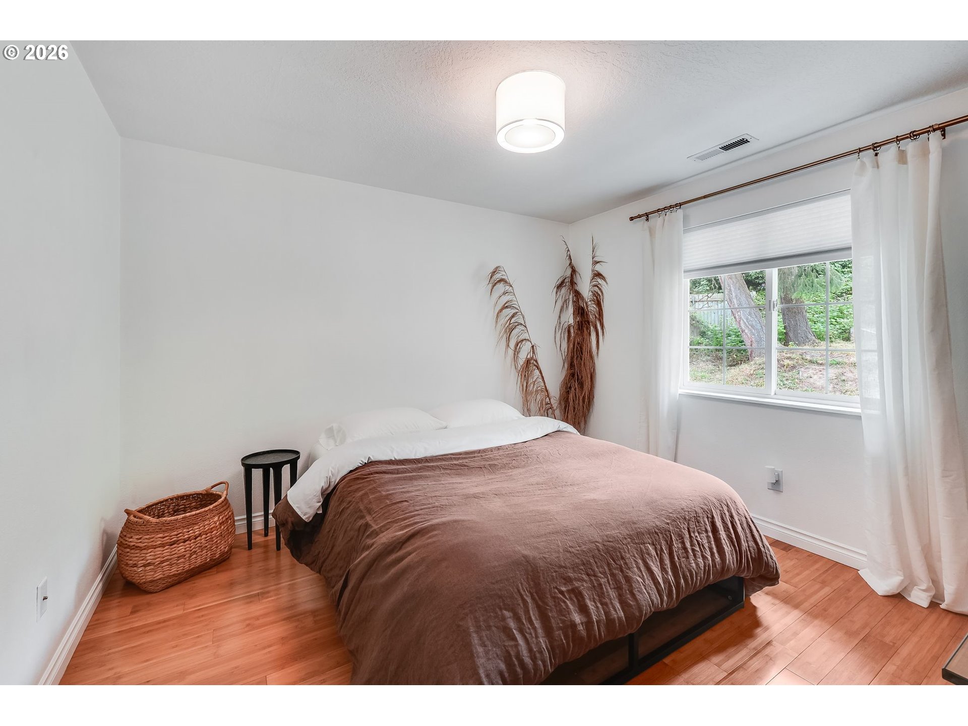 506 Haussler Road Kelso, WA 98626 - Photo 19 of 36 a bedroom with a bed and a window