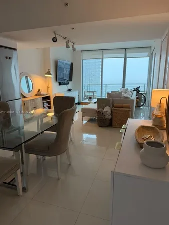 $2,800 | 92 Southwest 3rd Street, Unit 4009, Miami, FL 33130